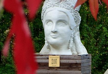 251018 Amalie inm Herbst